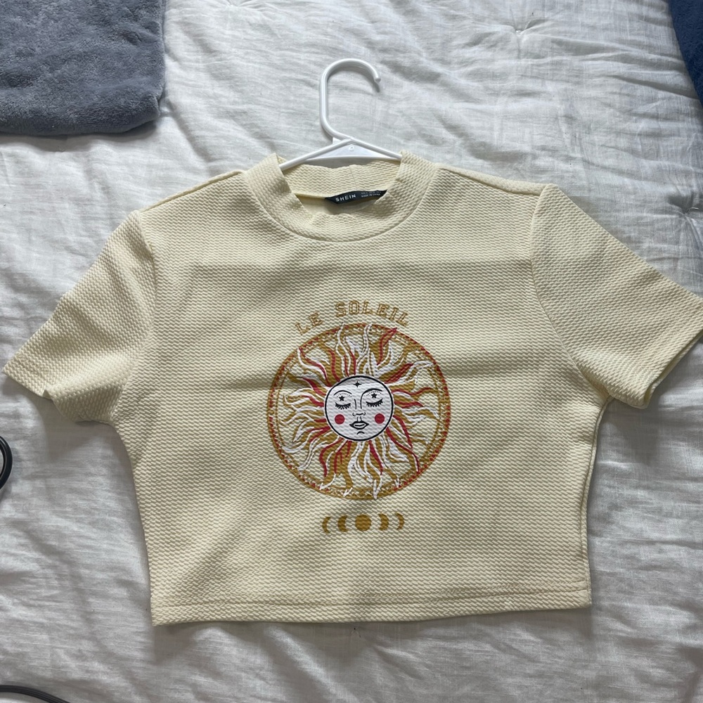 Cropped graphic shirt